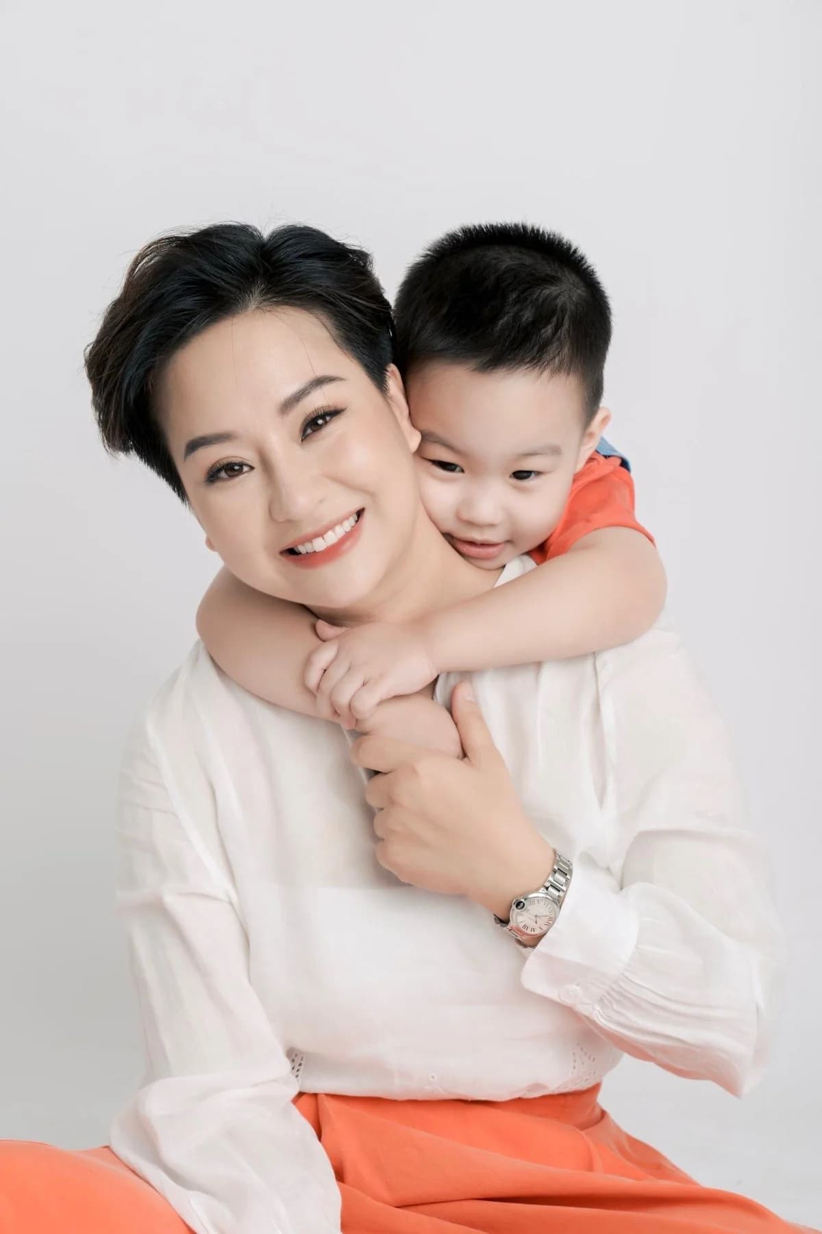 Phạm Thị Dung, founder and CEO of Mămmy, with her child